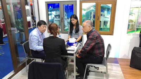 董事長隋信敏蒞臨展會與客戶會談